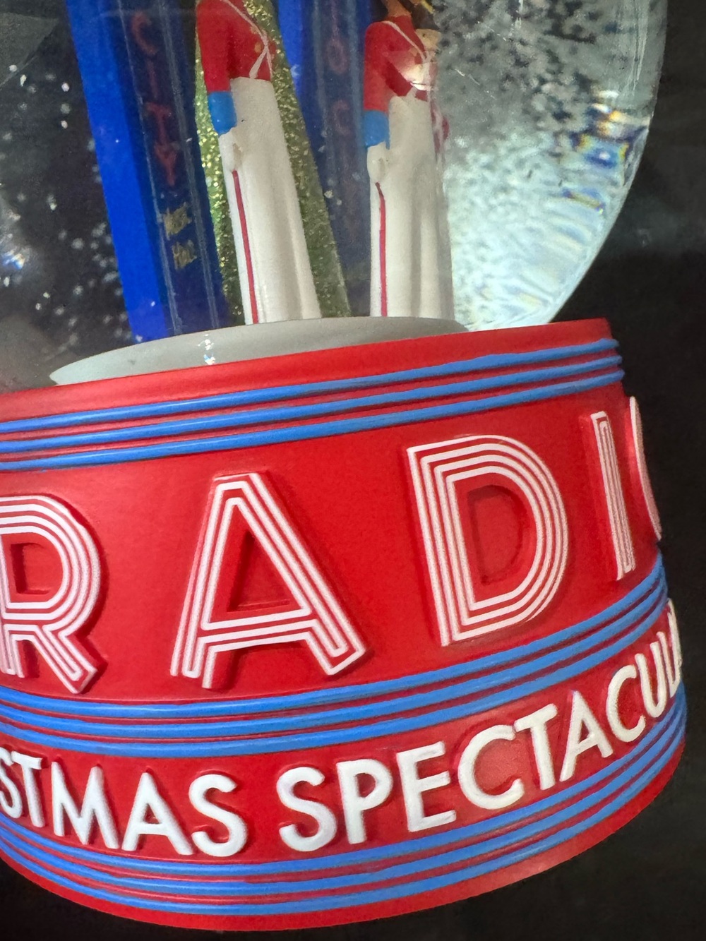 RADIO CITY Music Hall starring Rockettes Official Musical Snow-globe. Like New. - Picture 3 of 7